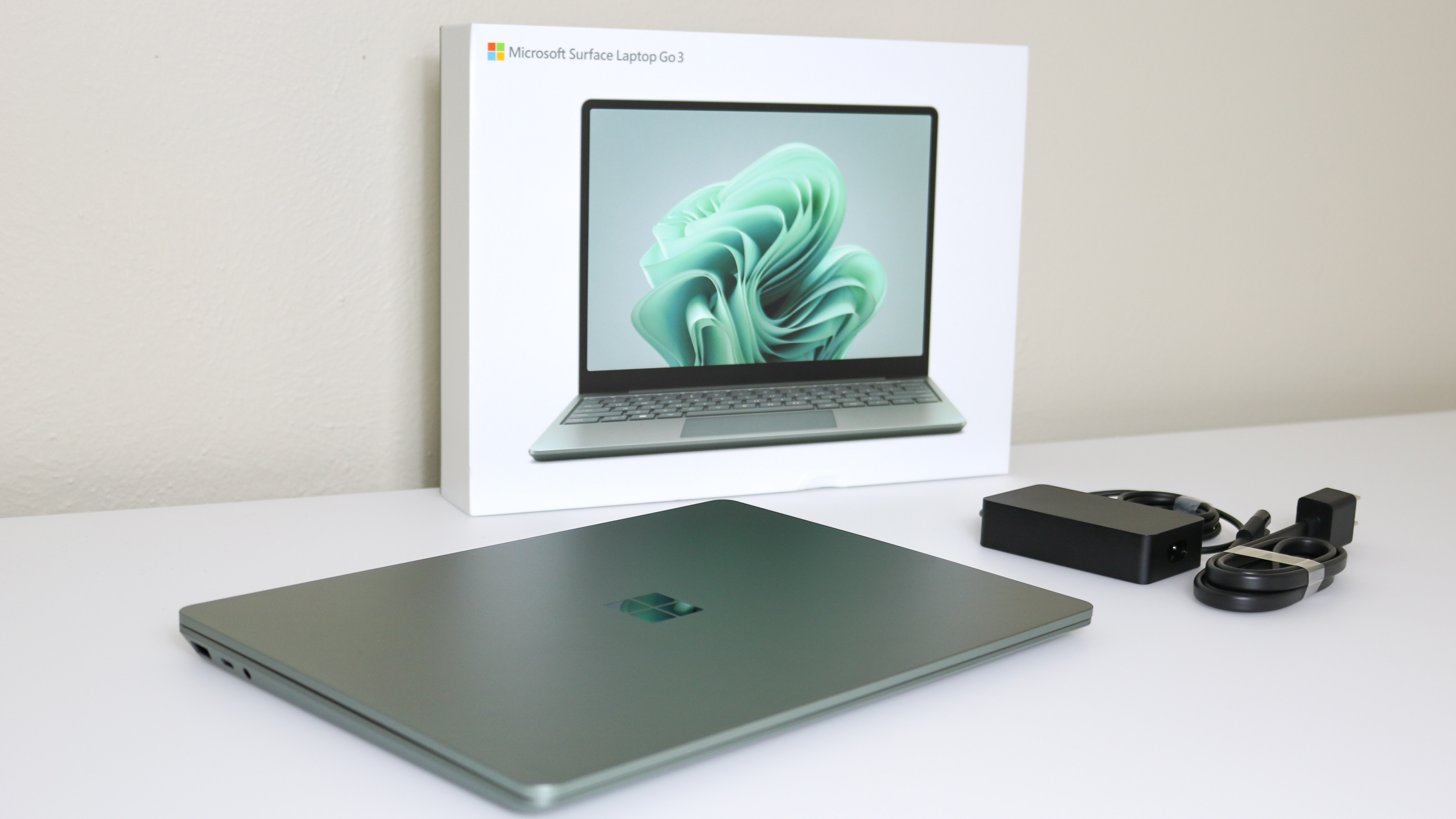 Microsoft Surface Laptop Go 3 (12.4", 32GB RAM, 1TB SSD, Sage)
